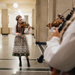 Violinist in a building hall