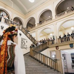 People in a building hall, looking down from the second floor