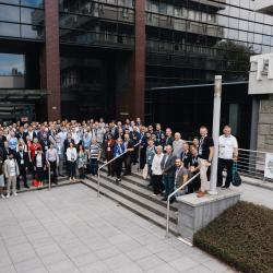 Crowd of people, posing for a foto in front of a building
