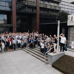 Crowd of people, posing for a foto in front of a building